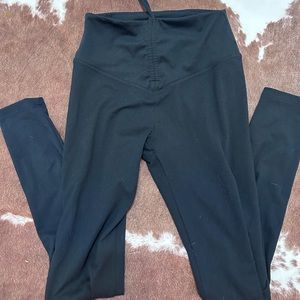 athletic leggings with a pull string